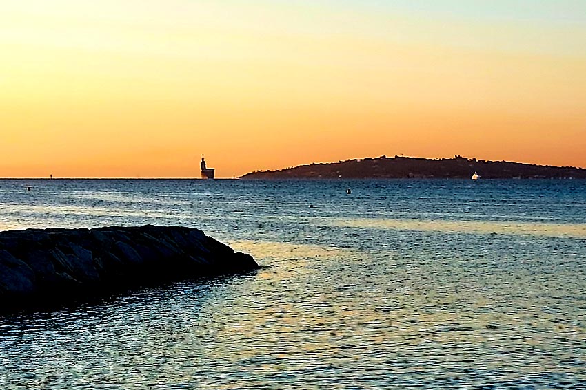 un porte-avions en baie de Saint Tropez