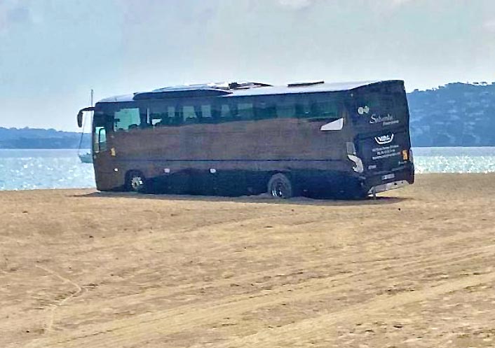 Un bus sur la plage de Port Grimaud