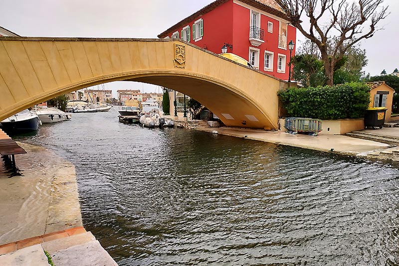 les quais sous l'eau