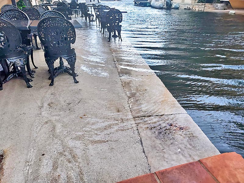 Les pieds dans l'eau a Port Grimaud