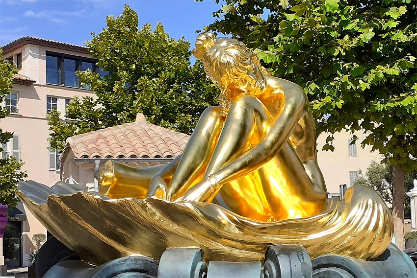 La statue plaquée or de BB à Saint Tropez