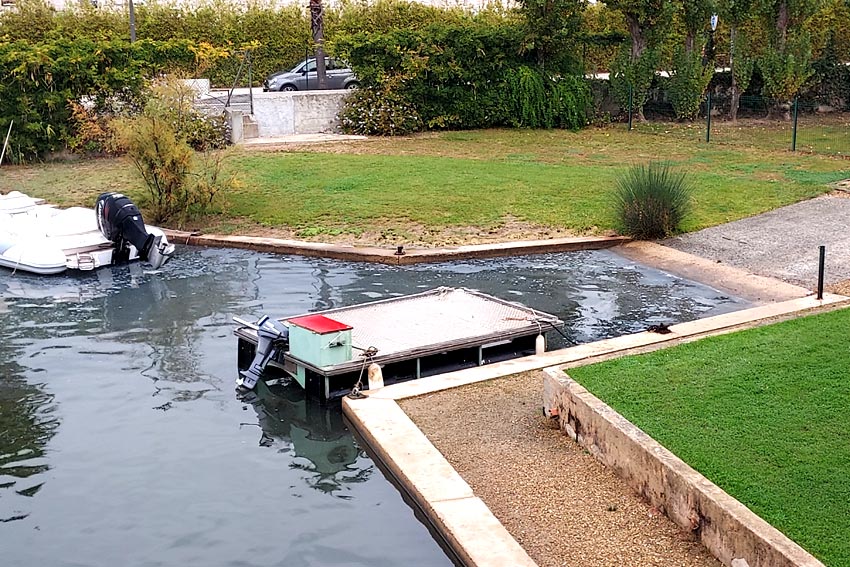 Pollution du canal  Port Grimaud