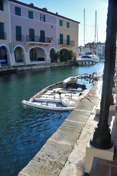 bateau brule a Port Grimaud