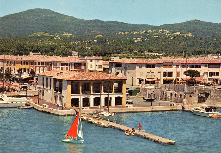 Construction de la place de l'Eglise a PORT GRIMAUD