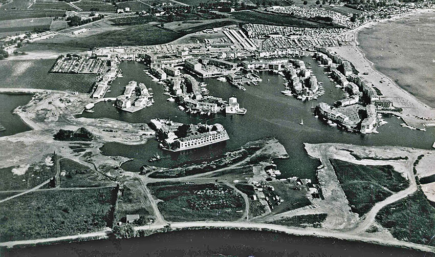 vue aerienne de Port Grimaud en construction 1970