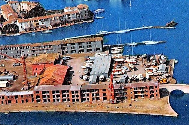 Chantier naval de Port Grimaud en construction