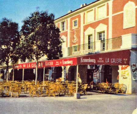 place du marche port grimaud