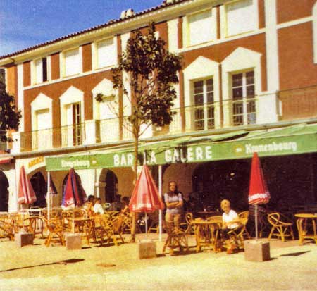 place du marche port grimaud