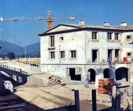 place du marche port grimaud